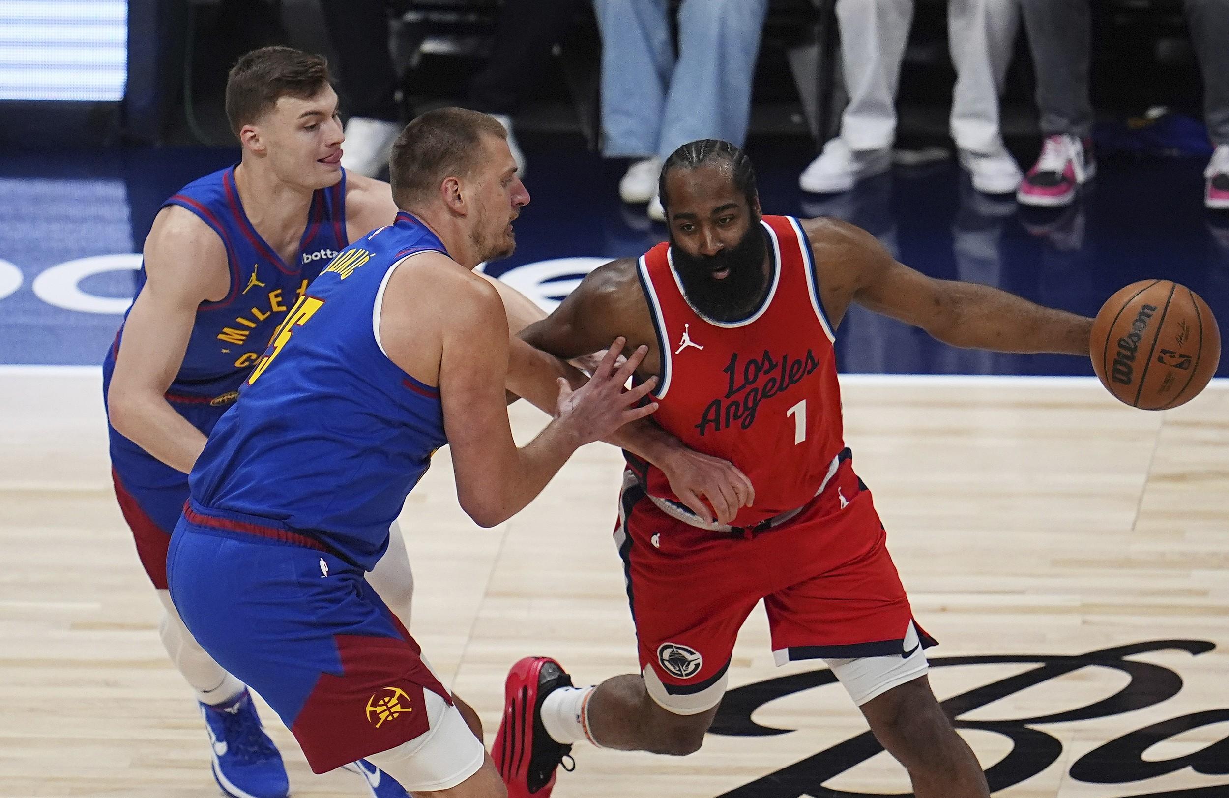 赛后体能课后，密尔沃基雄鹿防线松动备战NBA季后赛，话题不断，身体对抗强度拉满的简单介绍-爱游戏官网